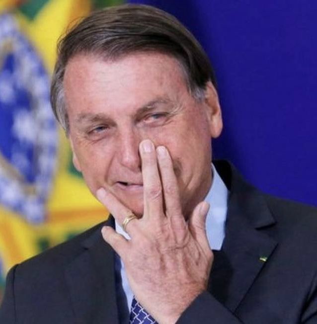 pedrorousseff's tweet image. COMPARTILHEM AO MÁXIMO ✅✅

Sexta-feira: Flávio Bolsonaro anuncia sua pré-candidatura à presidência.

Domingo: O mesmo Flávio insinua que pode desistir, mediante um preço.

Segunda-feira: Em reunião com Ciro Nogueira e Antônio Rueda, fica acertado o movimento para retomar a…