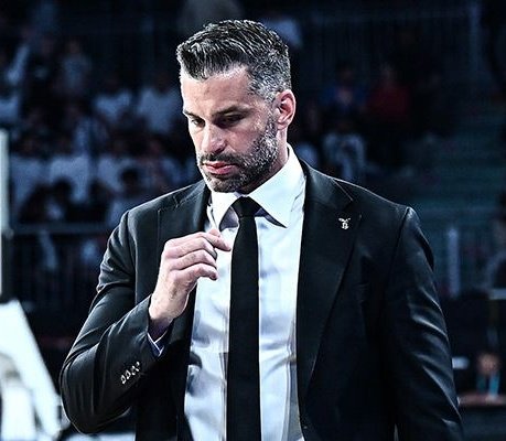 Kafaya takmış bir adama, armanın büyüklüğünü bilen 12 tane çocuğa bakar. Darısı diğer branşlara. <a href="/BJK_Basketbol/">Beşiktaş GAİN</a>