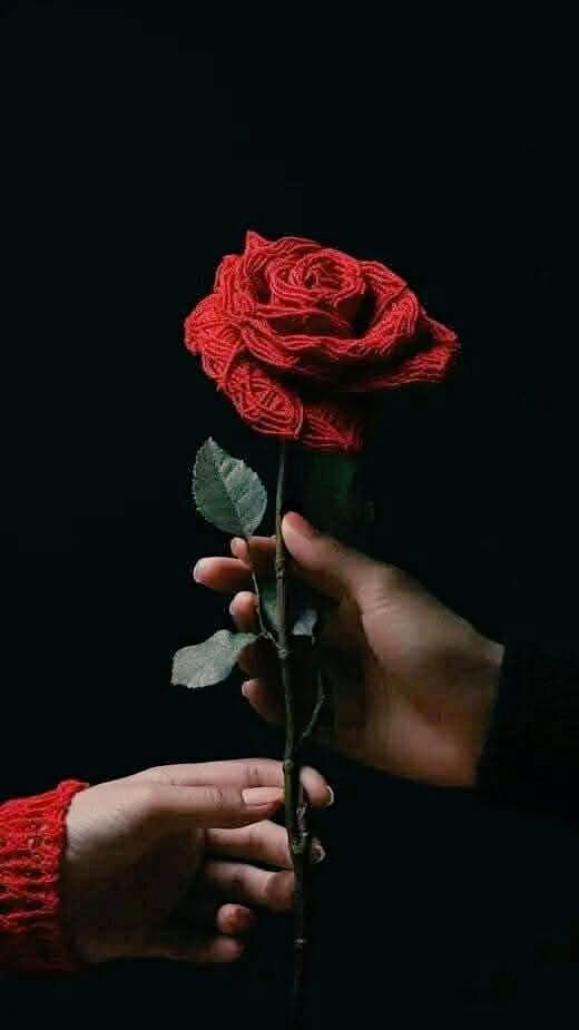 Hay un mundo entre los sueños
al cual siempre puedo ir,
el lugar donde te encuentro y en el que soy muy feliz.

Un mundo
entre mis besos
y el calor que hay en tus manos,
recorriendo mi universo
con el amor que nos damos.
⊱✿⊰
JS
#LaPoesíaenelAmor