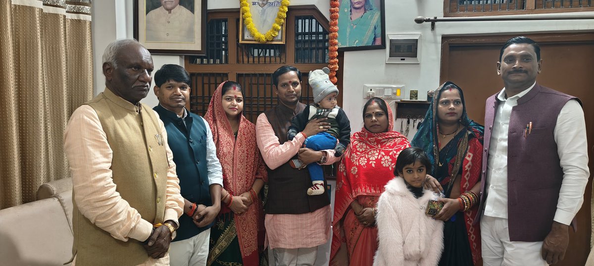 हमारे मंझले पुत्र श्री बृजेश कुमार रावत और बहू श्रीमती वर्षा रावत की द्वितीय वैवाहिक वर्षगांठ के उपलक्ष्य में आज संयुक्त रूप से केक काटा।और सुखमय वैवाहिक जीवन का  आशीर्वाद दिया।