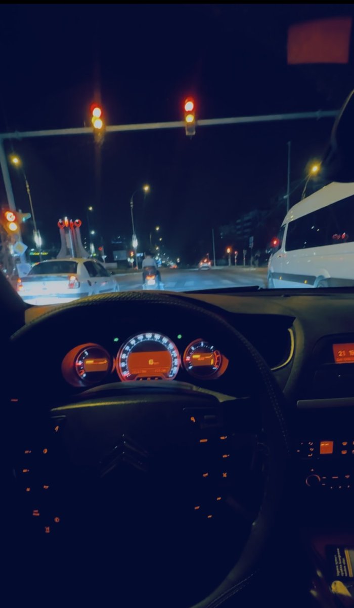 Arabasında giderken kırmızı ışıklara takıldı ve 60 saniyeliğine gözleri uzaklara daldı. Dalınca hayal etti, hayal etmek kadar güzel bir şey yoktu. Biliyordu; insanı insan hayal etmekti. Sonra bir korma sesi ona yola devam ettirdi… 🌙