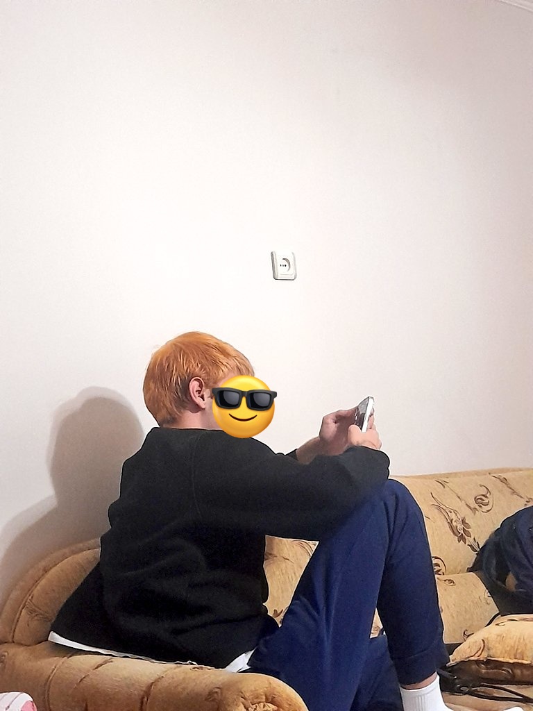 Sarı civciv Atatürke benzemeye çalışıyor.