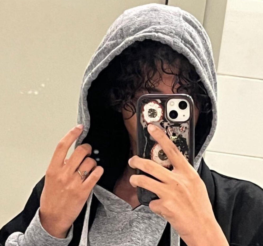 Poethead's tweet image. Drawing under the rain..