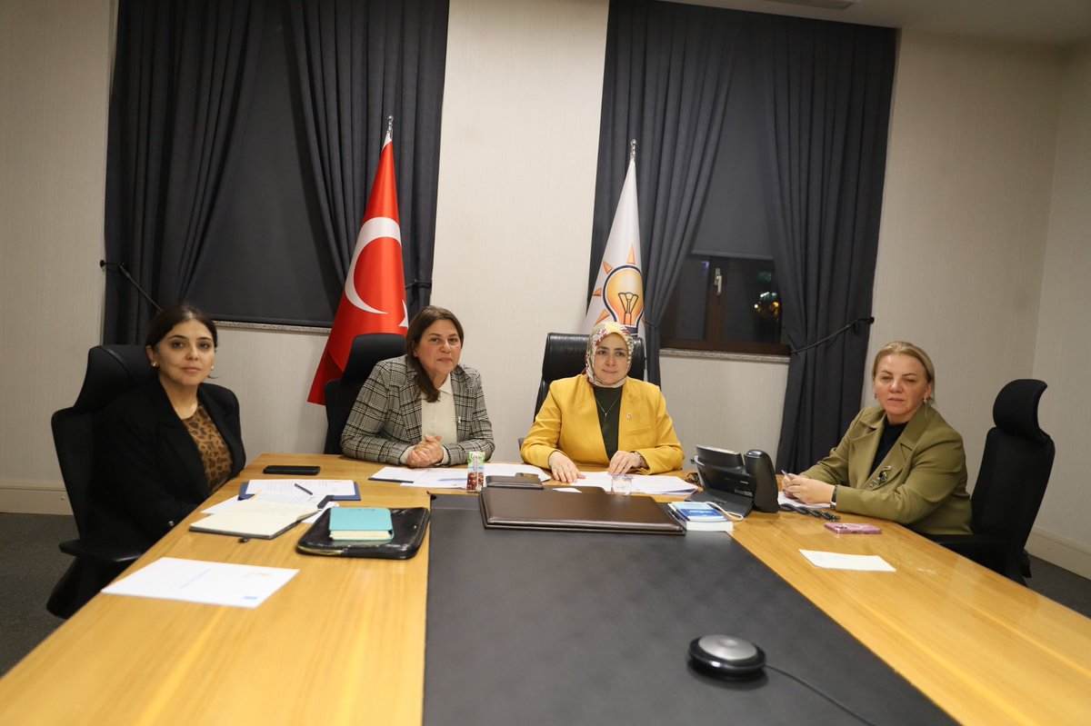 AKKADINGM's tweet photo. Başkanımız @tugbaisikercan, 81 İl Ekonomi İşleri Başkanlarımızla çevrim içi değerlendirme toplantısı gerçekleştirdi.

Üretimi, istihdamı ve kalkınmayı merkeze alan bir anlayışla, güçlü yarınlar için kararlılıkla çalışmayı sürdürüyoruz. https://t.co/vbt0eOB3EV