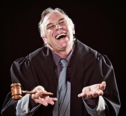 Hace 10 días tuve una "conversación" con ChatGPT.

- Hola, ChatGPT (siempre le saludo), me gustaría que me redactases la sentencia del Fiscal General.
- Hola, Iñaki, ¿te la resumo en las 3 ideas que van a dar o quieres las 200 páginas?

Adivinad. La clavó la IA. No era difícil.