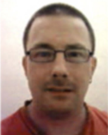 Cultination1's tweet photo. 🇬🇧🤯UN ÉVÉNEMENT PLUS RARE QU'ÊTRE FRAPPÉ PAR LA FOUDRE OU UNE MÉTÉORITE

En septembre 2011 s’est passé l’un des accidents domestiques les plus improbables jamais enregistrés.

Brian Depledge, 38 ans, célibataire, étendait seul son linge dans son salon. Il a trébuché sur un petit tabouret, perdu l’équilibre et est tombé la tête la première dans un étendoir à linge pliable de type « chevalet » en métal. 

En paniquant pour se relever, il a fait basculer l’étendoir qui s’est refermé comme une tenaille : deux barres métalliques se sont croisées autour de son cou et de sa cage thoracique, le coinçant en position semi-allongée, les pieds à peine au sol.

Incapable de crier ou de se libérer, il est mort en quelques minutes par asphyxie positionnelle et compression thoracique. Sa mère l’a découvert plusieurs heures plus tard. Aucun alcool ni drogue n’était en cause. (The Mirror)