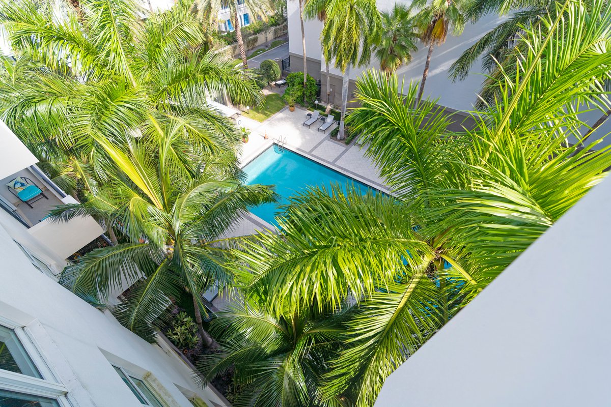 #JustListed this Rare 3 Bedroom Condo on the top floor of Lauderdale One just off Federal Hwy. $450,000 for over 1,500 SF and a great top floor view in a remodeled Condo with TWO covered parking spots! bit.ly/4rJXhfa
 #FortLauderdalesRealtor