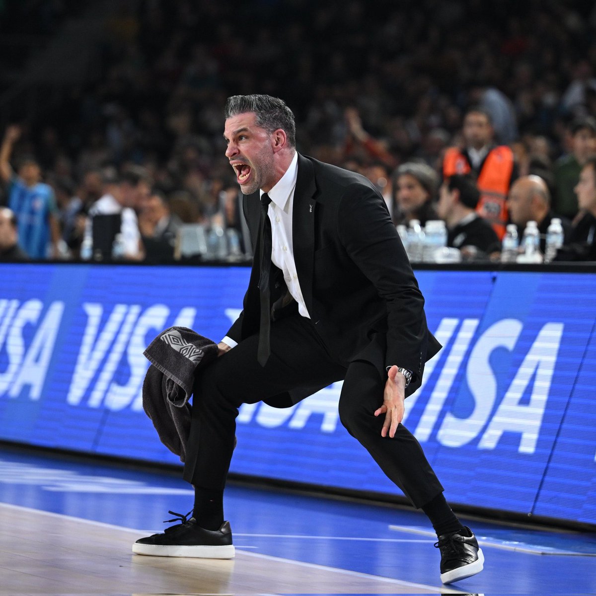 Allahın safı… Bana 3 transfer dönemi lazım demiyor. Kaçan şutlardan sonra el-kol yapıp ben bu mallarla ne yapacağım demiyor. Hücum yetenek işi, ben öğretemem demiyor. Savunmacı hata yapıyorsa elimden bir şey gelmez demiyor. Medyada yancısı yok. İşine odaklanıp işini yapıyor. Saf