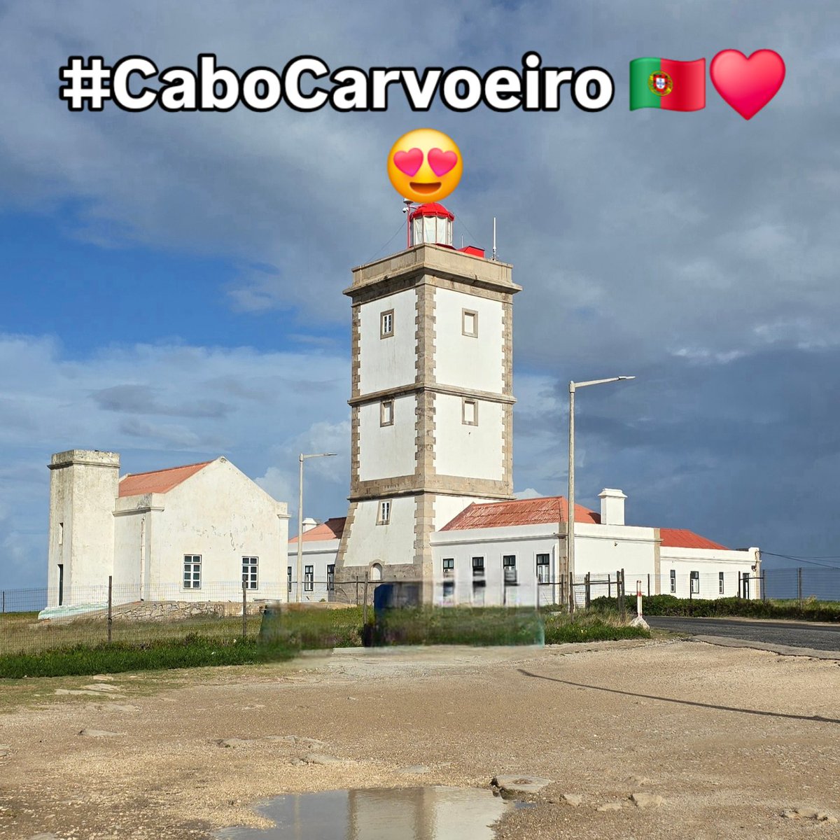 Millaneando's tweet photo. 🇵🇹 Casi terminamos nuestra ruta por la península de Peniche, y lo hicimos con una ruta muy bonita 😍 
🔦 Faro de Cabo Carvoeiro
El Atlántico aquí no susurra: te ruge en la cara 
⛪ Santuario de Nossa Senhora dos Remédios: sin palabras.
Buenas noches! ♥️🫂 
#millaneando #Portugal https://t.co/TsCx7YJe5z