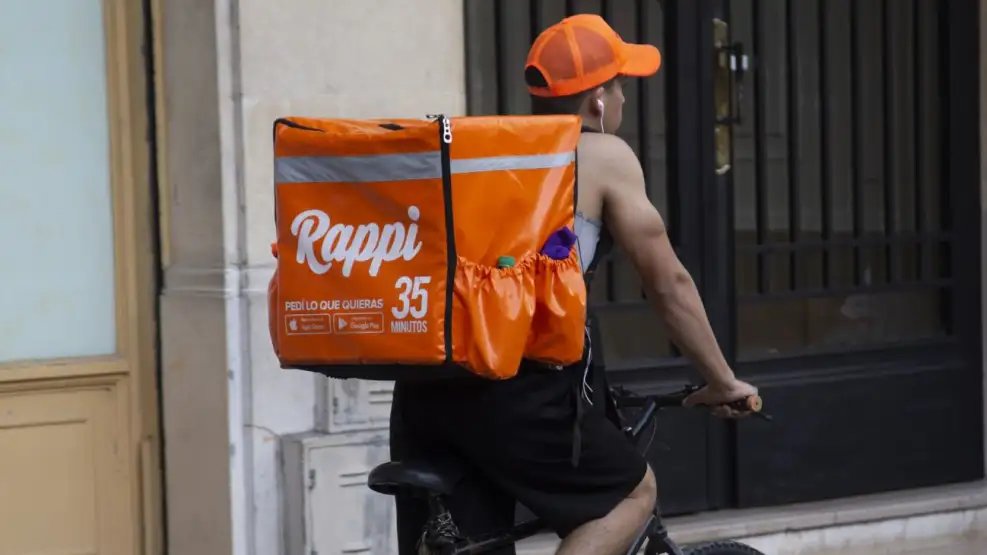 andyferreyra's tweet image. 👉Córdoba: los repartidores hacen hasta 140 pedidos por semana pero igual no llegan a fin de mes

Un trabajador de apps debe hacer más de 15 viajes diarios para superar la Canasta Básica. Los repartidores cordobeses describen un sistema inestable, sin referencias salariales.