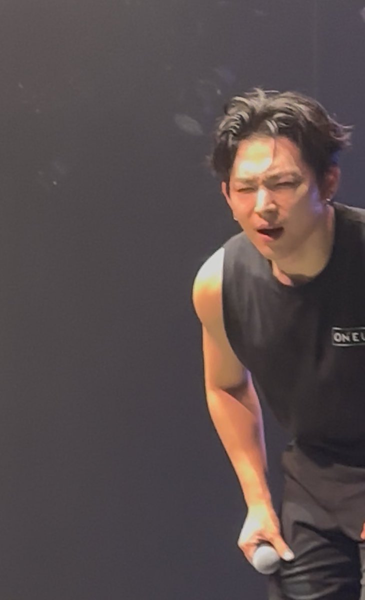 Leedo trying to look at some messages from Tomoons