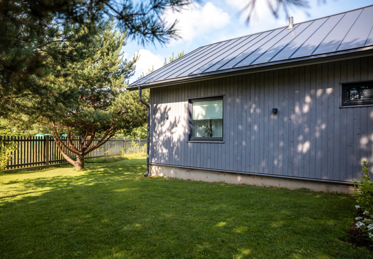 Have you ever noticed how some homes just look sturdier and more polished from the street? That’s the impact of a standing seam metal roof. If you’re ready for a roof that works hard, lasts decades, and looks incredible doing it, we have you covered. chicagometalsupply.com/standing-seam-…