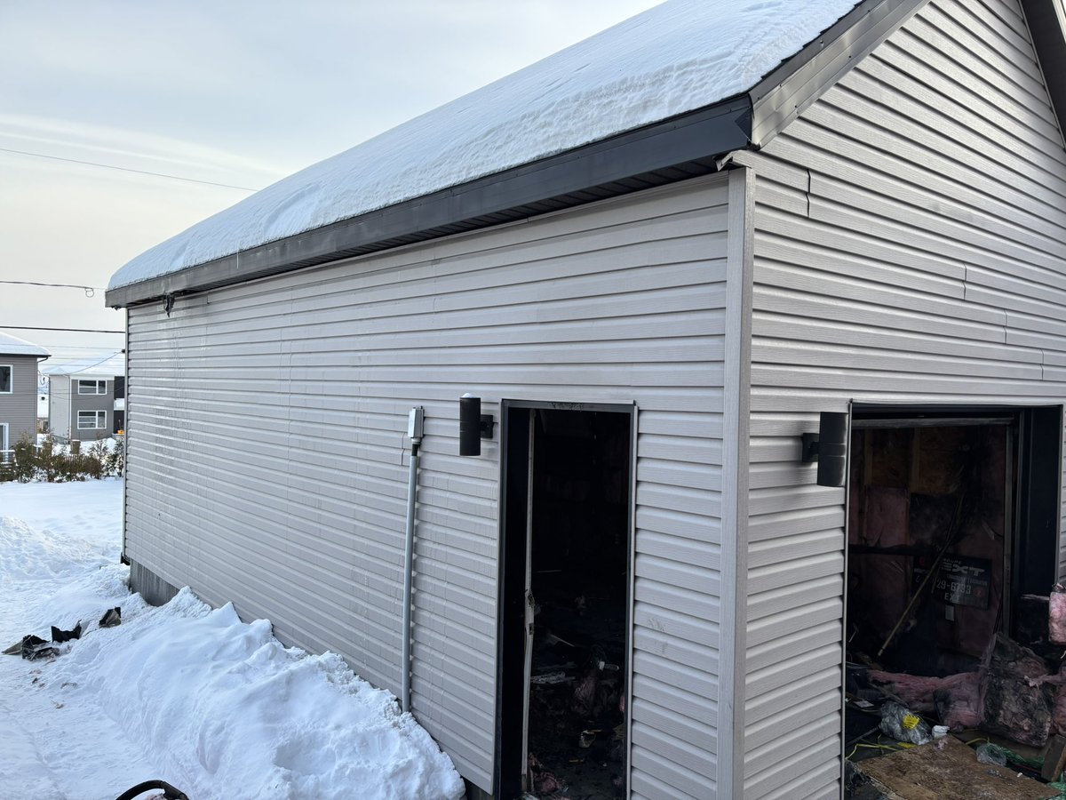 #INCENDIE | Intervention nécessaire | 1111 rue des Écussons | Feu dans un garage situé près d’une résidence | Situation maîtrisée | Les pompiers récupèrent les équipements | Commissariat aux incendies sur les lieux