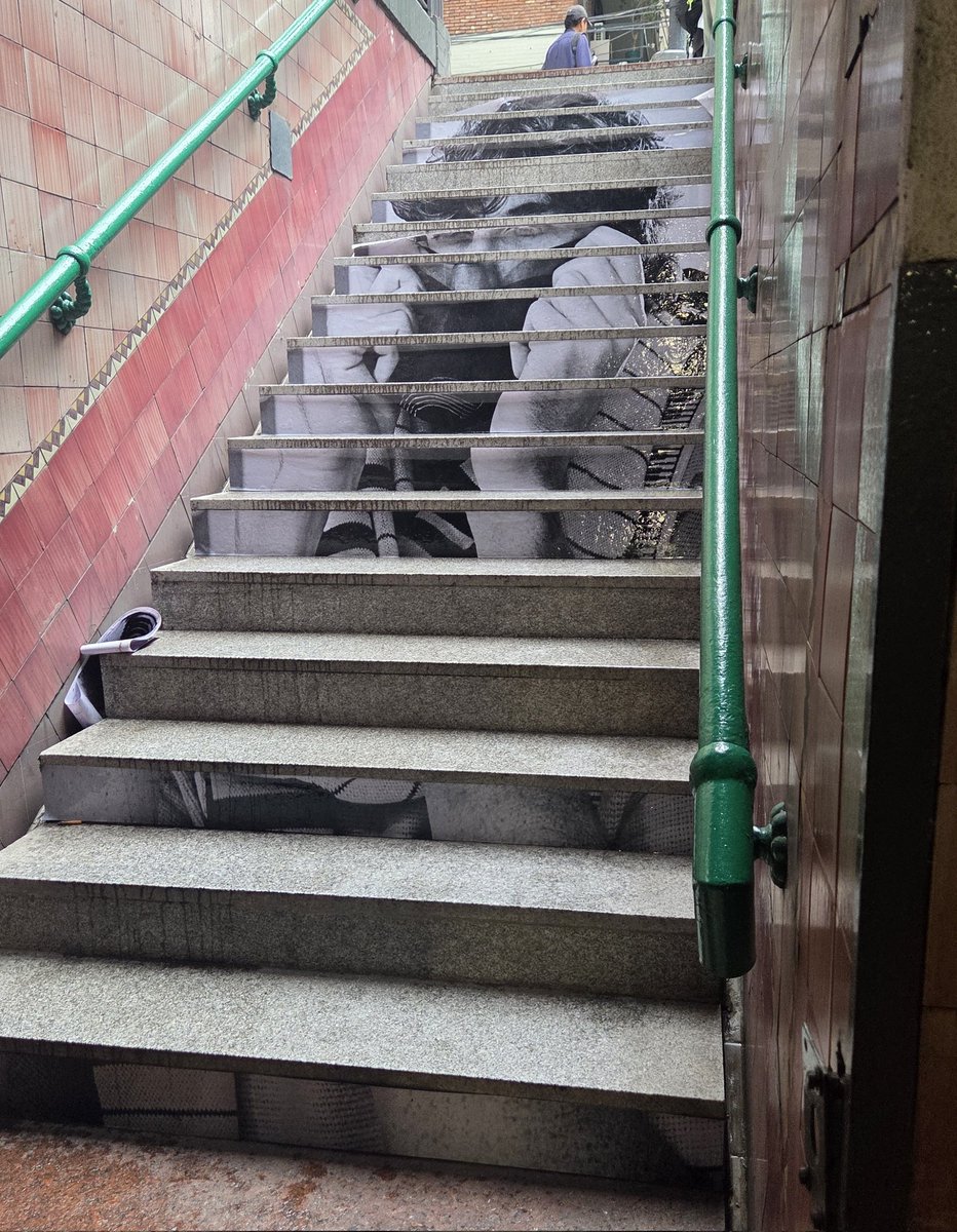 Quizás Charly Garcia se merecía que el GCBA pagara un ploteado que no se despegase después de dos (2) días de aplicado. Ojo, por ahí es idea mía.