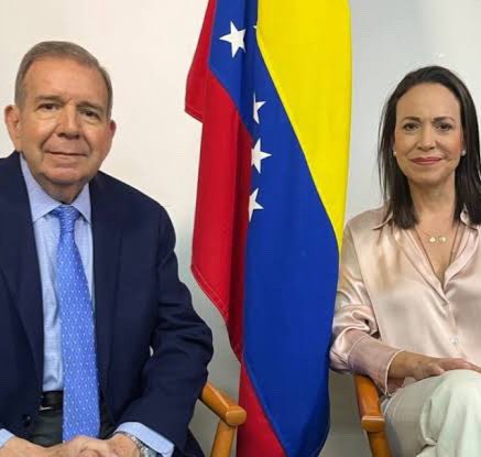 eduardomenoni's tweet image. 🇻🇪🚨| URGENTE: El Tribunal Supremo y la Asamblea de Venezuela en el exilio, van a JURAMENTAR a Edmundo González Urrutia como presidente legítimo de Venezuela y a María Corina Machado, como vicepresidente en Oslo, según el exsenador y asesor presidencial colombiano @JOSEOBDULIO.