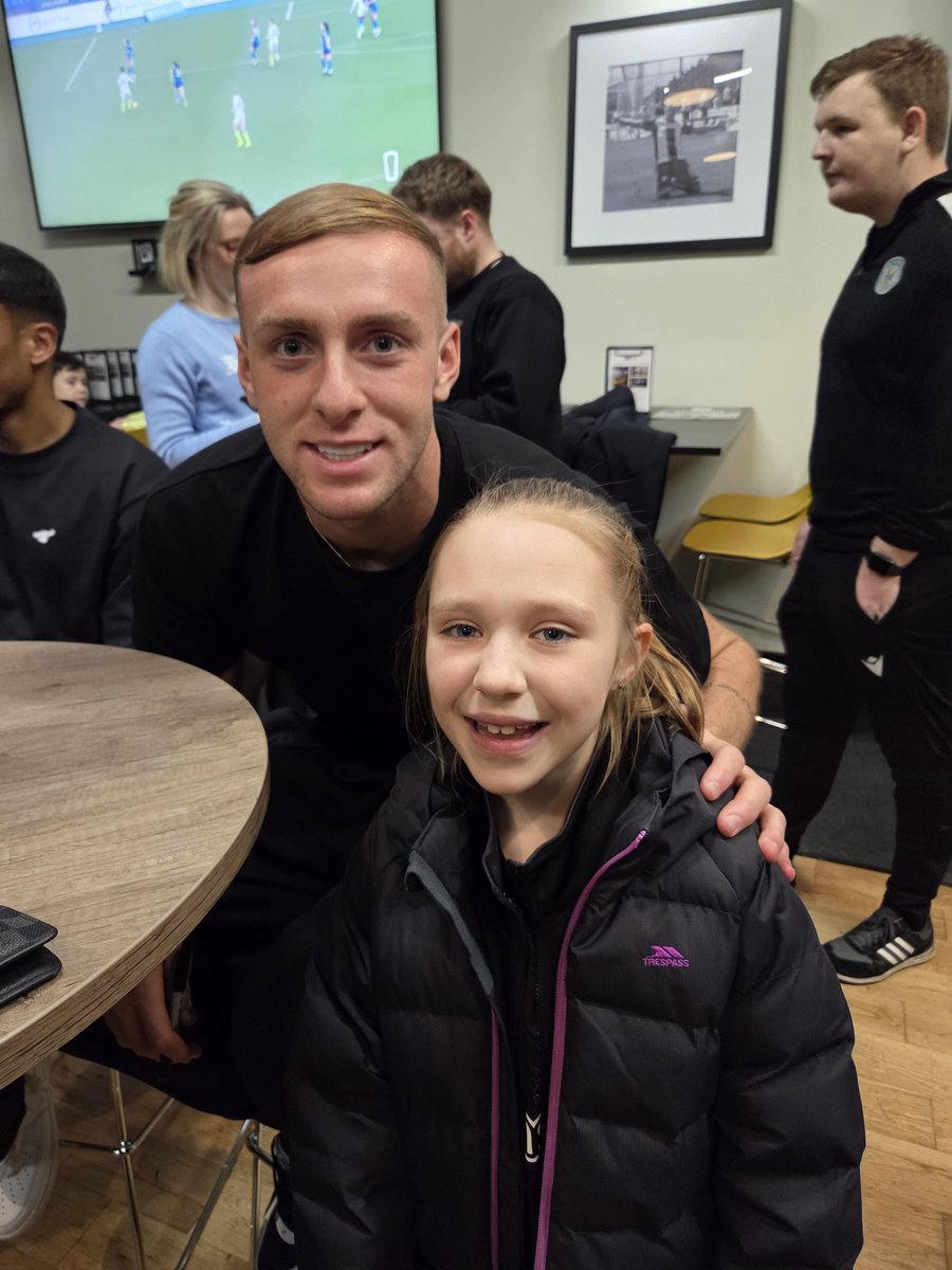29jenny_C's tweet photo. Thank you @brackenskye for helping Sophie tonight at st.mirren calendar signing! She is buzzing meeting Killian. https://t.co/iewW1KQgPR