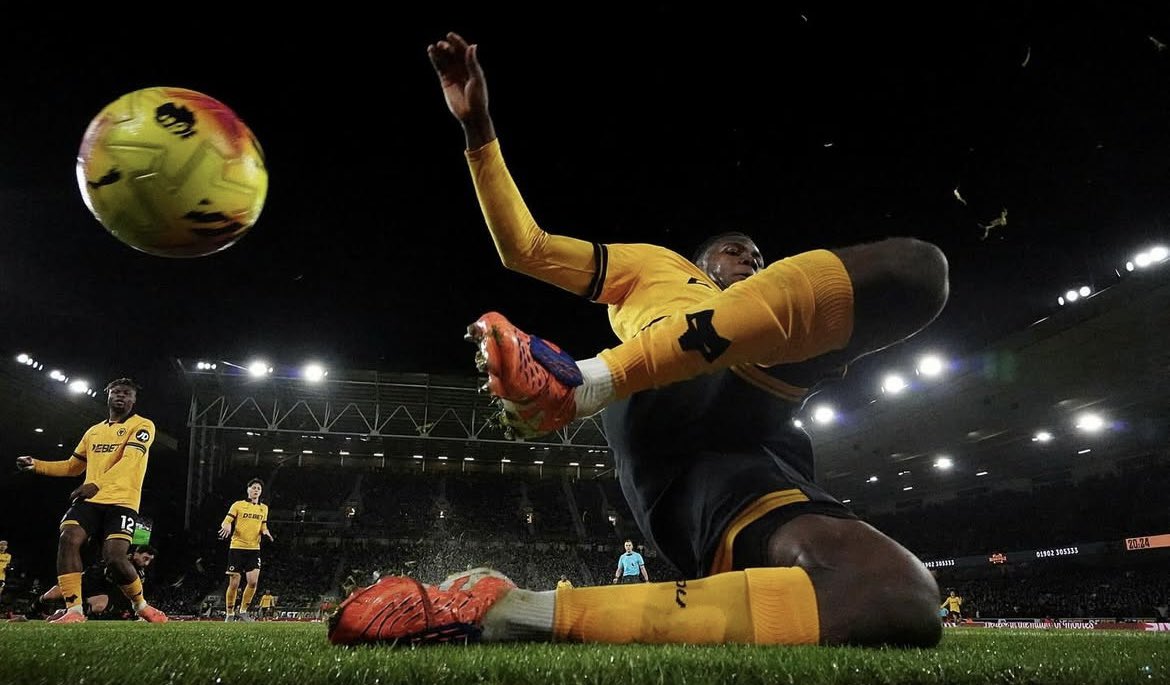 voshans's tweet photo. Sportfotografie ís kunst…
(Foto Matthew Childs) #WOLMUN 
#PremierLeague #voetbal #football https://t.co/fZdVabhLhS