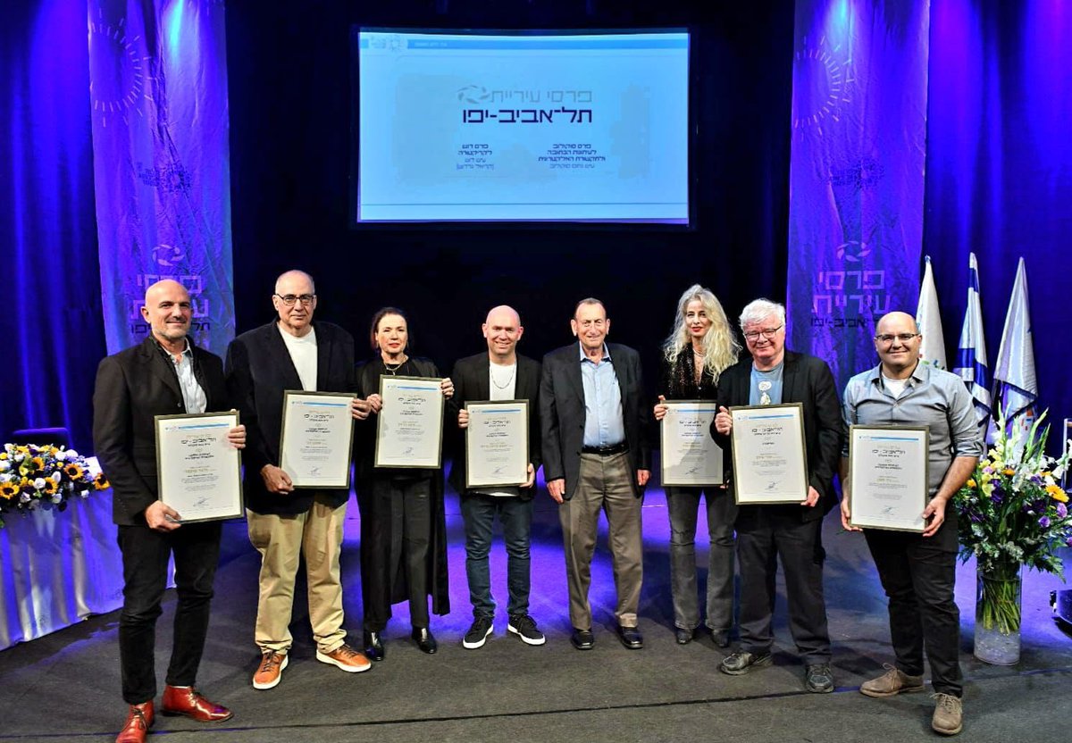 בתזמון קוסמי הערב חולקו פרסי סוקולוב לעיתונות כתובה ומשודרת. והרגע הזה שבו עיתונאים ועיתונאיות ראויים כל כך מקבלים הוקרה על עבודה משובחת, עבודה שהיא שליחות, זה רגע שמזכיר גם למי שלא מרוצה מהתקשורת הישראלית, וגם למי שהתלוננו על כינוס החירום הבוקר, עד כמה התקשורת חיונית. לדמוקרטיה,