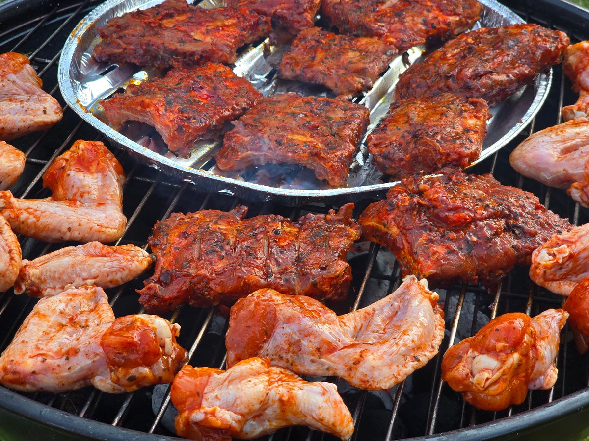Chicken wings &amp; Ribs on the grill, seasoned heavy with BBQ Bros Rubs, flipped ‘til crispy, sauced or dry — either way, they don’t stand a chance. 😎🍗

#bbqbrosrubs #bbqbros #WingNight #BBQCommunity
