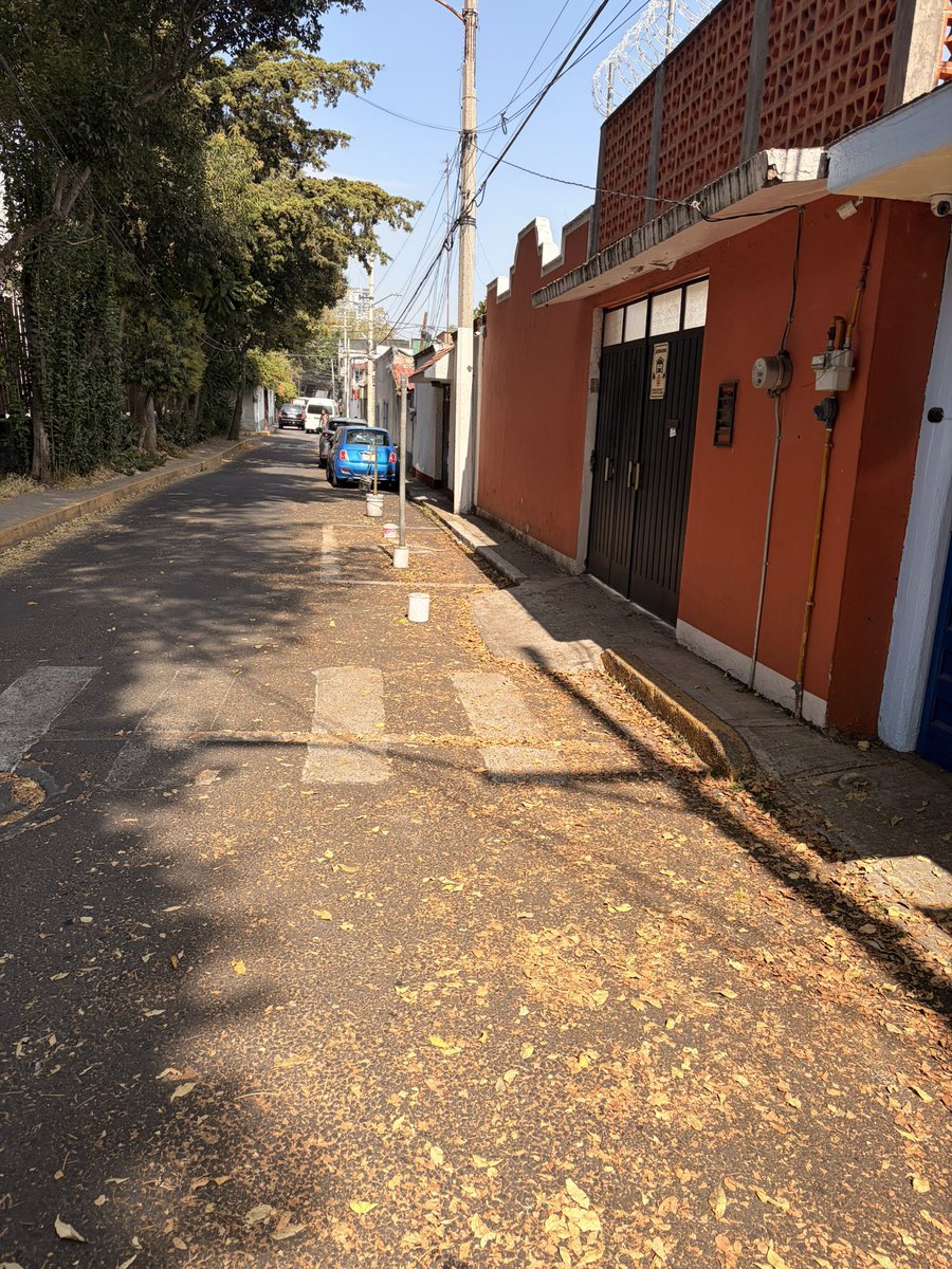 tan_ojeda's tweet photo. @UCS_GCDMX vecinos apartando lugares con objetos. Meses con la problemática @TlalpanAl ayuntamiento 36, Tlalpan centro https://t.co/WnEtRffHX3