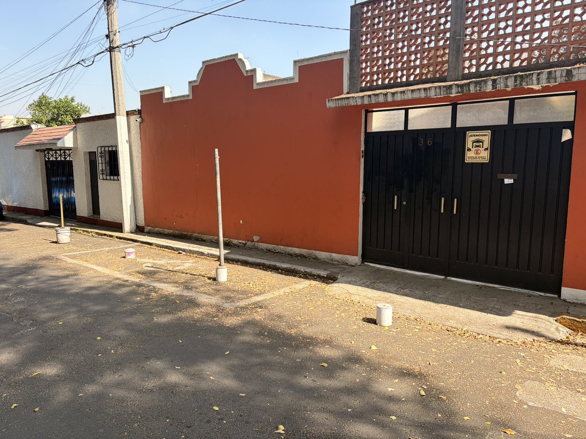tan_ojeda's tweet photo. @UCS_GCDMX vecinos apartando lugares con objetos. Meses con la problemática @TlalpanAl ayuntamiento 36, Tlalpan centro https://t.co/WnEtRffHX3