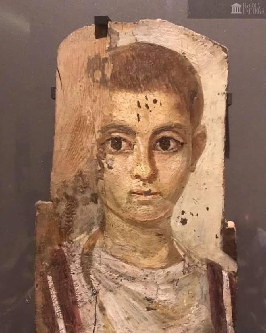 ValeriaAugusta8's tweet image. Jour 9 #CalendrierDeLAvent : « Portrait du Fayoum » : portrait funéraire d’un garçon retrouvé à Antinoé en Egypte (bois de figuier peint à l’encaustique, fin du IIe-début IIIe s., conservé au #Louvre). Le portrait était apposé sur la momie du défunt. #louvremuseum