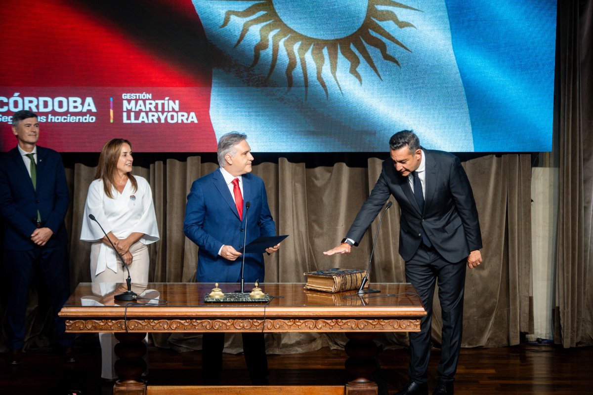 #Ahora | El gobernador <a href="/MartinLlaryora/">Martín Llaryora</a> toma juramento de ley a <a href="/miguelsiciliano/">Miguel Siciliano</a>, quien asume como ministro de Vinculación y Gestión Institucional de la provincia de #Córdoba. El acto se realiza en el salón auditorio del Centro Cívico del Bicentenario.

#SeguimosHaciendo