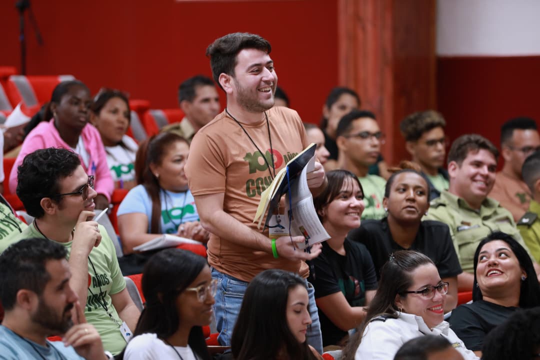 🇨🇺Un intercambio ameno pero profundo han sostenido esta tarde los jóvenes presentes en el III Pleno de la #UJCdeCuba acompañados por <a href="/JLBrocheLorenzo/">Jorge Luis Broche Lorenzo</a> al cual se incorporó también el viceprimer ministro <a href="/EdMartDiaz/">Eduardo Martínez Díaz</a>