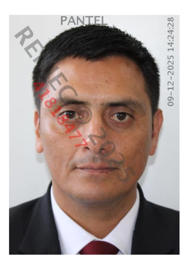 NinaSunqu's tweet photo. 🔴 ESCÁNDALO EN LA PNP: ARRIOLA Y “LA SOMBRA” DE JERÍ
Hoy, más de 1,500 oficiales de todo el país debían rendir el examen de posgrado de la PNP, requisito esencial para ascensos, pero anoche, de manera inaudita, el comandante general Óscar Arriola sacó una resolución que detuvo el proceso nacional y cambió las reglas por primera vez en la historia.
📄La Resolución N. 1014-2025 permite, “de manera excepcional y por única vez”, que oficiales puedan postular sin haber realizado el diplomado previo.
¿A quién favorece directamente?
👉 Al Cmdte PNP Jhonn Edwin Mendoza Chávez, “la sombra” del presidente interino José Jerí. Seguridad de alta confianza, igual que las famosas “sombras” de Dina Boluarte. Mendoza ascendió a comandante sin haber hecho el curso de mayor. Dicen que postuló, pero no ingresó.
‼️Hoy, con la resolución exprés de Arriola, la “sombra” de Jeri ha obtenido una vía extraordinaria para acceder a un curso que por norma ya no debería poder llevar.
La indignación en la policía, es que Arriola no solo ha reprogramado al 14 de diciembre el examen para beneficiar a alguien, sino que también se ha cambiando el sistema:
❌ ya no será computarizado con resultados en tiempo real.
❌ será con lector óptico (manipulable).
Y mientras cientos de oficiales gastaron tiempo y dinero para presentarse al examen, la excepción “única” beneficia únicamente a la sombra del presidente, quien además viaja con Jerí a Ecuador este 12 de diciembre como parte de la comitiva oficial.
⚠️La pregunta es inevitable: ¿Se puede detener toda una evaluación nacional, vulnerar controles y forzar una excepción inédita… solo para favorecer a un escolta del presidente?
La PNP necesita meritocracia, no privilegios a la sombra del poder.