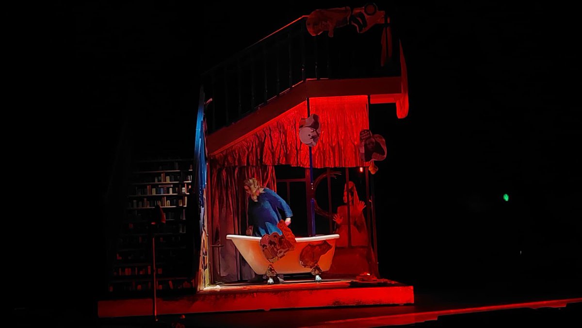 EspaiTer's tweet image. Aquest pont de desembre hem viscut uns moments de molta activitat a #EspaiTer. Emma Suárez va brillar amb “El cuarto de atrás”, aquest dissabte festiu. Una adaptació escènica de la novel·la de Carmen Martín Gaite ens va convidar a mirar enrere per entendre qui som 👏🏼👏🏼👏🏼