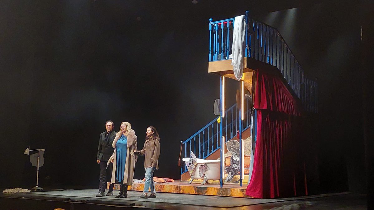 EspaiTer's tweet image. Aquest pont de desembre hem viscut uns moments de molta activitat a #EspaiTer. Emma Suárez va brillar amb “El cuarto de atrás”, aquest dissabte festiu. Una adaptació escènica de la novel·la de Carmen Martín Gaite ens va convidar a mirar enrere per entendre qui som 👏🏼👏🏼👏🏼