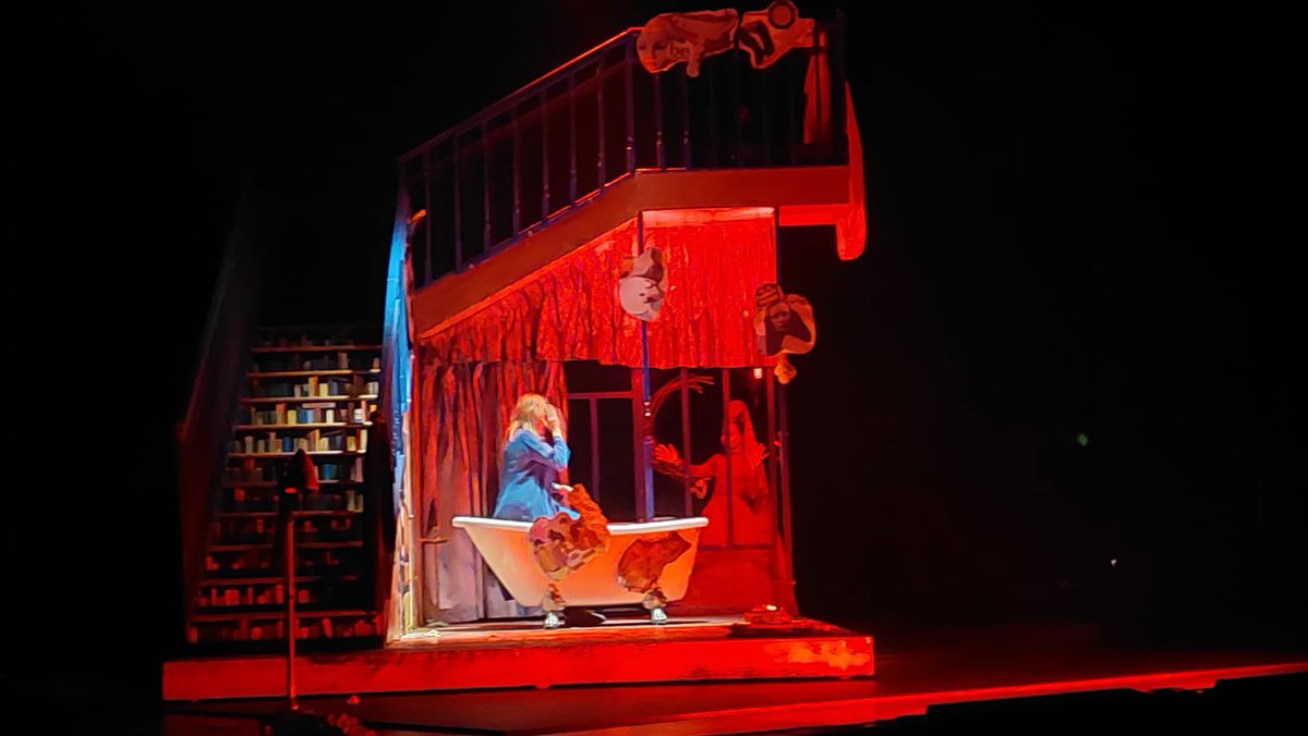 EspaiTer's tweet image. Aquest pont de desembre hem viscut uns moments de molta activitat a #EspaiTer. Emma Suárez va brillar amb “El cuarto de atrás”, aquest dissabte festiu. Una adaptació escènica de la novel·la de Carmen Martín Gaite ens va convidar a mirar enrere per entendre qui som 👏🏼👏🏼👏🏼