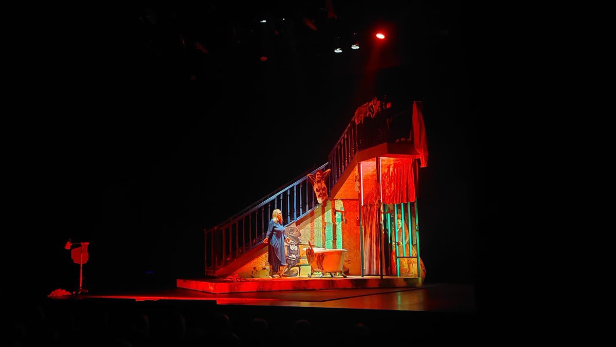 EspaiTer's tweet image. Aquest pont de desembre hem viscut uns moments de molta activitat a #EspaiTer. Emma Suárez va brillar amb “El cuarto de atrás”, aquest dissabte festiu. Una adaptació escènica de la novel·la de Carmen Martín Gaite ens va convidar a mirar enrere per entendre qui som 👏🏼👏🏼👏🏼