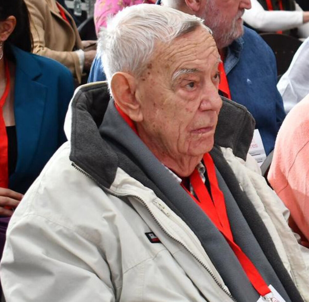 Ha fallecido Francisco García Zapata. 

Fue concejal, diputado, consejero, secretario general... y lo más importante: un hombre, comprometido con el progreso y bienestar colectivo, que trabajó por mejorar la vida de la gente. Hoy somos porque ellos fueron.

Mi más sicero pésame.