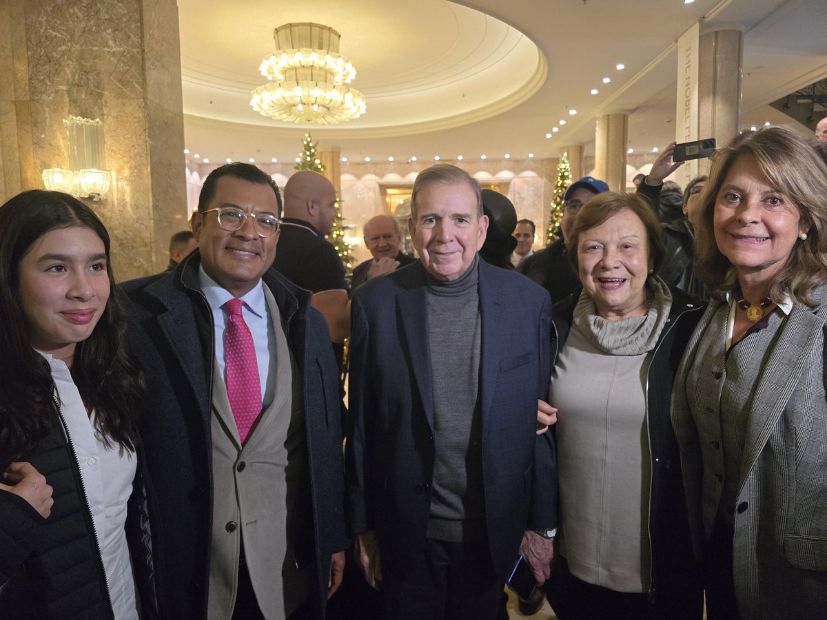 Con el presidente <a href="/edmundogonzales/">Edmundo Gonzales</a> celebrando el reconocimiento a Venezuela y los líderes por la democracia y libertad de ellos , de Colombia y toda la región.