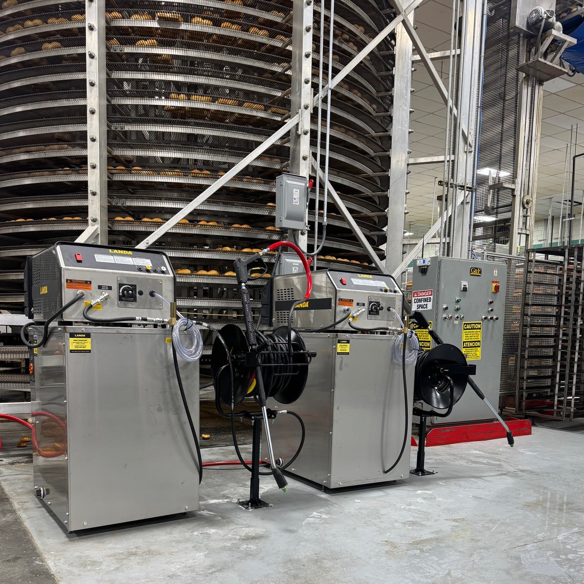 Warm buns? This #ATL bakery upgraded with 2 new Landa EHW pressure washers! ⚡ Safe, remote-controlled, assembled in the USA! 💪 Learn more ➡️ ow.ly/Ifax50XCZM1 

#LandaTough #Bakery #KitchenCleaning #FoodIndustry #PressureWashers #USManufacturing #ElectricPW #ElectricPower