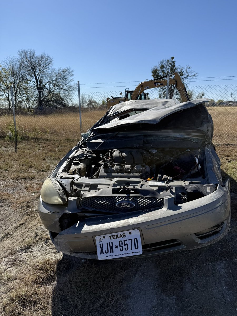 Riley_Aster's tweet image. Well my life almost got ended today

I was driving and my wheel hit a gravel patch and then I fell off onto the shoulder which was over a 16inch drop then corrected back onto the road and corrected again and did 2-3 flips then landed on my roof. 

Luckily someone drove by and was…