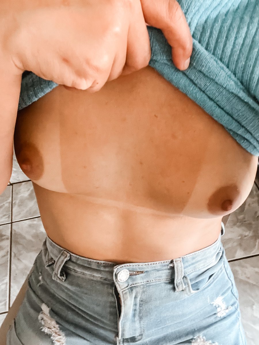 I lifted my shirt, now you can dive right in👅🍒