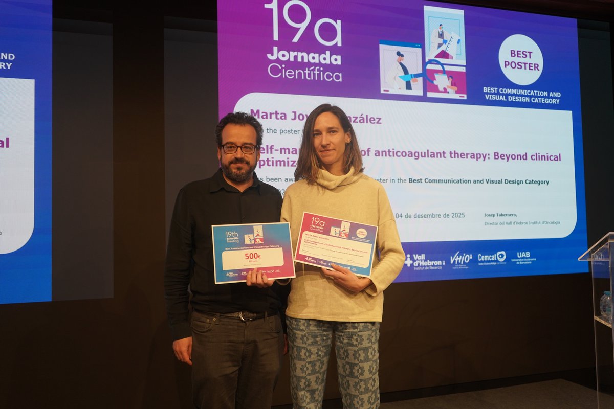 ¡Enhorabuena a las premiadas del #VHIO en la Jornada Científica de <a href="/vallhebron/">Vall d'Hebron</a>❗
🏅 Mejor diseño visual: Marta Jover, por su póster sobre autocuidado en terapia anticoagulante.
🏅 Premio del público: <a href="/SghSamira/">Samira Serhir Sgheiri</a>, por su póster sobre el papel de las coordinadoras de ensayos