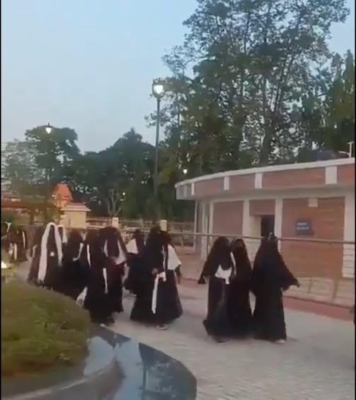 RojavaNetwork's tweet image. Garbage bags celebrated the so-called &quot;Liberation Day&quot; in Damascus.

Note: These black ninja outfits have nothing to do with Islam. They are a later invention (Bid&apos;ah) and ideology imported from Taliban, ISIS, and HTS terrorist organizations