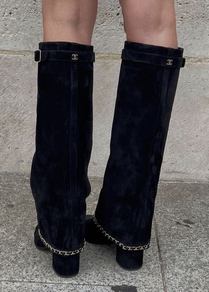 pYSLrada's tweet photo. chanel boots https://t.co/UsxWTKhi9u