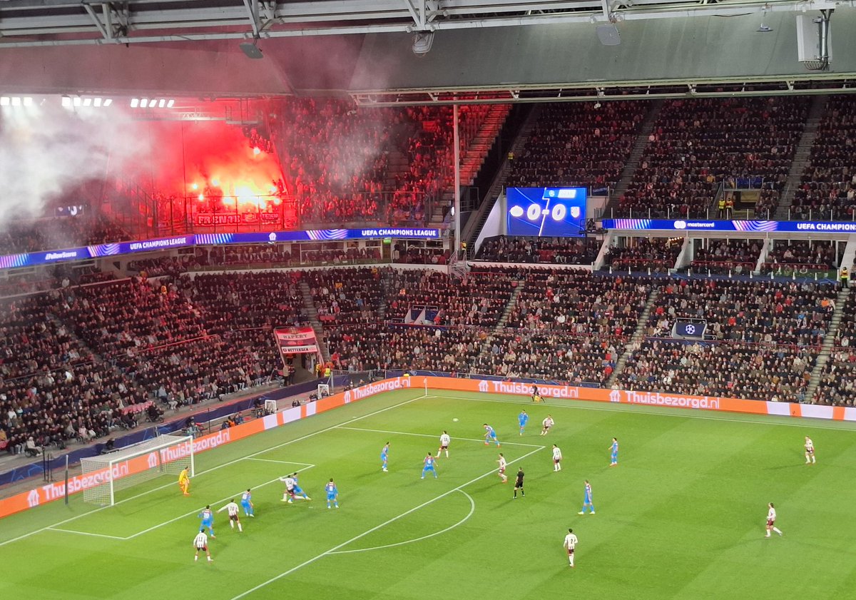 Pyro bij PSV-Atlético Madrid, in het uitvak van <a href="/Atleti/">Atlético de Madrid</a>.