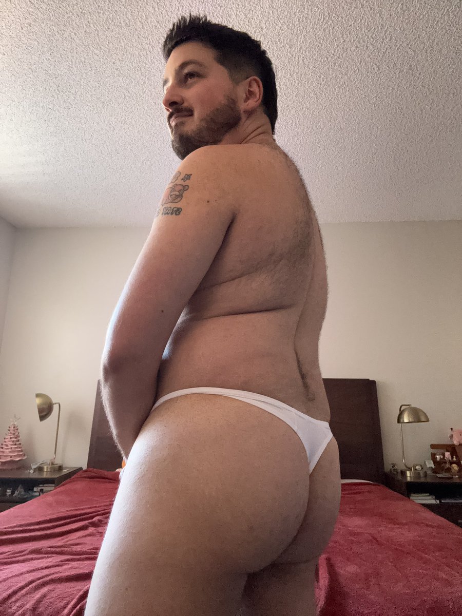 got the day off which means it’s a great time to take some thong pics 🥰