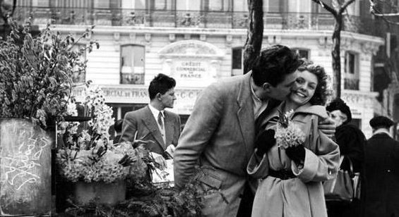 "La vida es igual en todas partes, lo que se necesita es gente que sea gente".
Clarice Lispector
📷Robert Doisneau