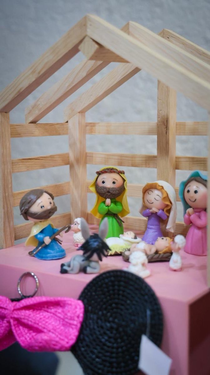 “Cada pieza que vemos aquí no solo es un producto: es un testimonio vivo de que incluso en los momentos más
difíciles las mujeres siguen creando, aprendiendo y transformando su destino”

Palabras de la Ministra <a href="/YasminEsquivel_/">Yasmín Esquivel Mossa</a> en la inauguración del Bazar Navideño de la ANJUZ.