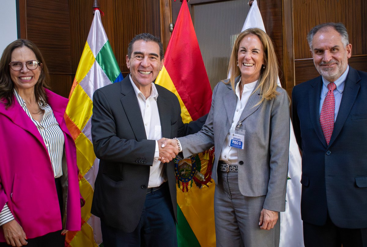 minplanifica's tweet photo. El ministro de Planificación del Desarrollo y Medio Ambiente, Fernando Romero Pinto y el viceministro de Inversión Pública y Financiamiento Externo, Fernando Moisés Jiménez, recibieron a representantes de Pro Mujer.
#SiempreBolivia #Promujer https://t.co/CdgkzGfPnw