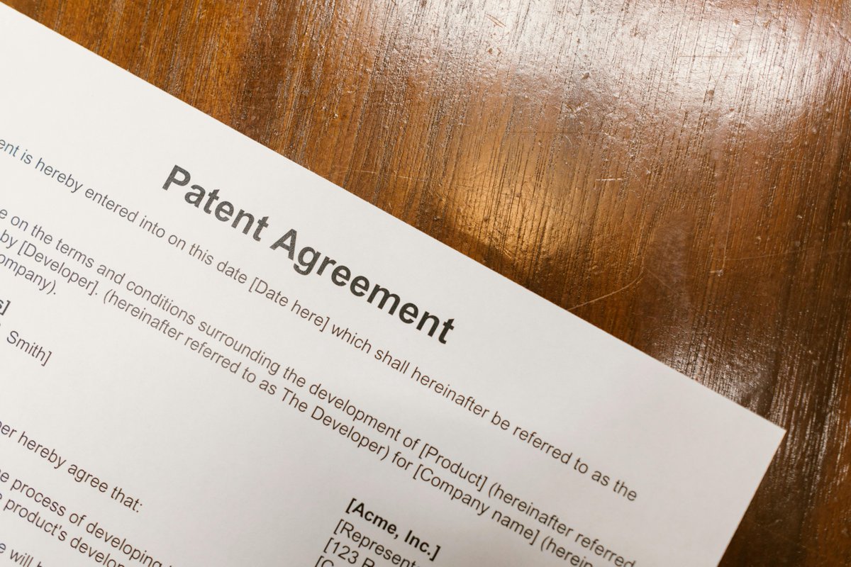SSRN's tweet image. This article argues that the power over the U.S. #patent system has shifted from the Federal Circuit to the Patent &amp;amp; Trademark Office &amp;amp; district courts, especially under recent #political influence.

Read: spkl.io/6015AgIjz
Subscribe: spkl.io/6010AgIju

#LawTwitter