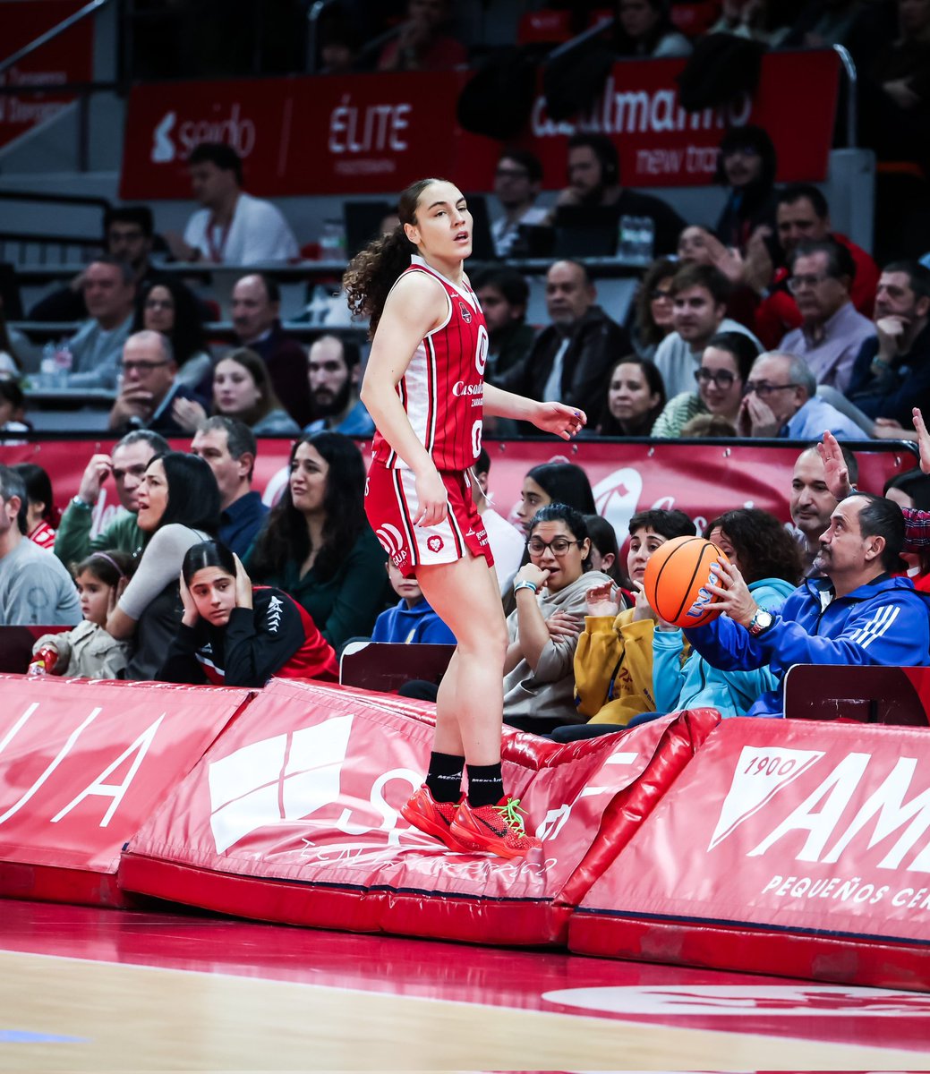 Carla Leite es una jugadora de baloncesto profesional francesa de Casademont Zaragoza de LF Endesa y de las Golden State Valkyries de la WNBA. Fue seleccionada en la novena  posición del draft de la WNBA de 2024 por las Dallas Wings...