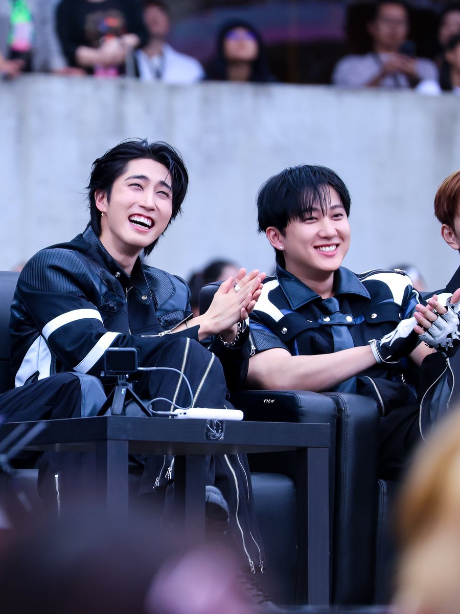 HOW CAN YOU HAVE A BAD DAY WHILE IN THE PRESENCE OF THESE BIG BRIGHT BEAUTEOUS BINSUNG SMILES???