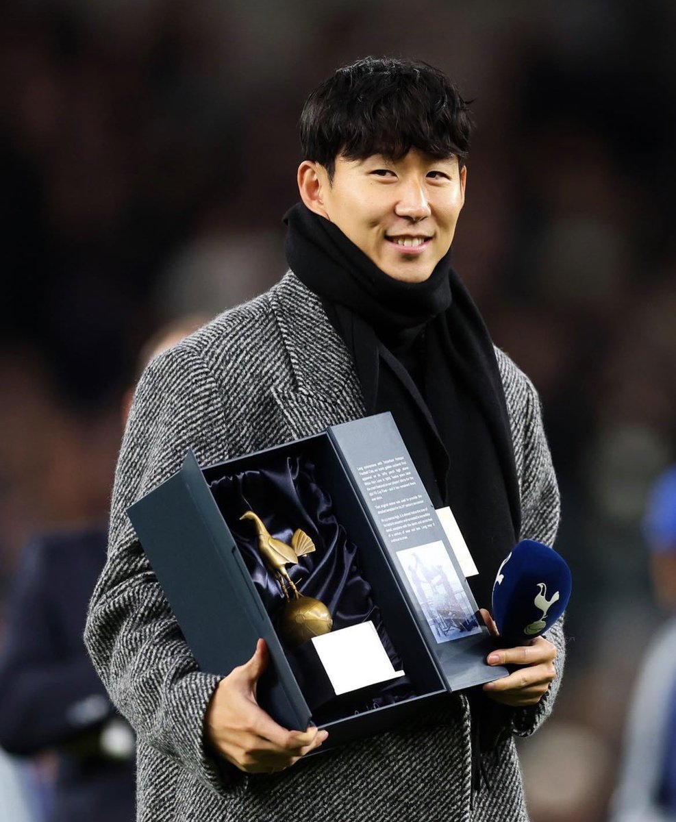 Sonny receiving a special gift from Spurs for his brilliant service to the club 🤍
